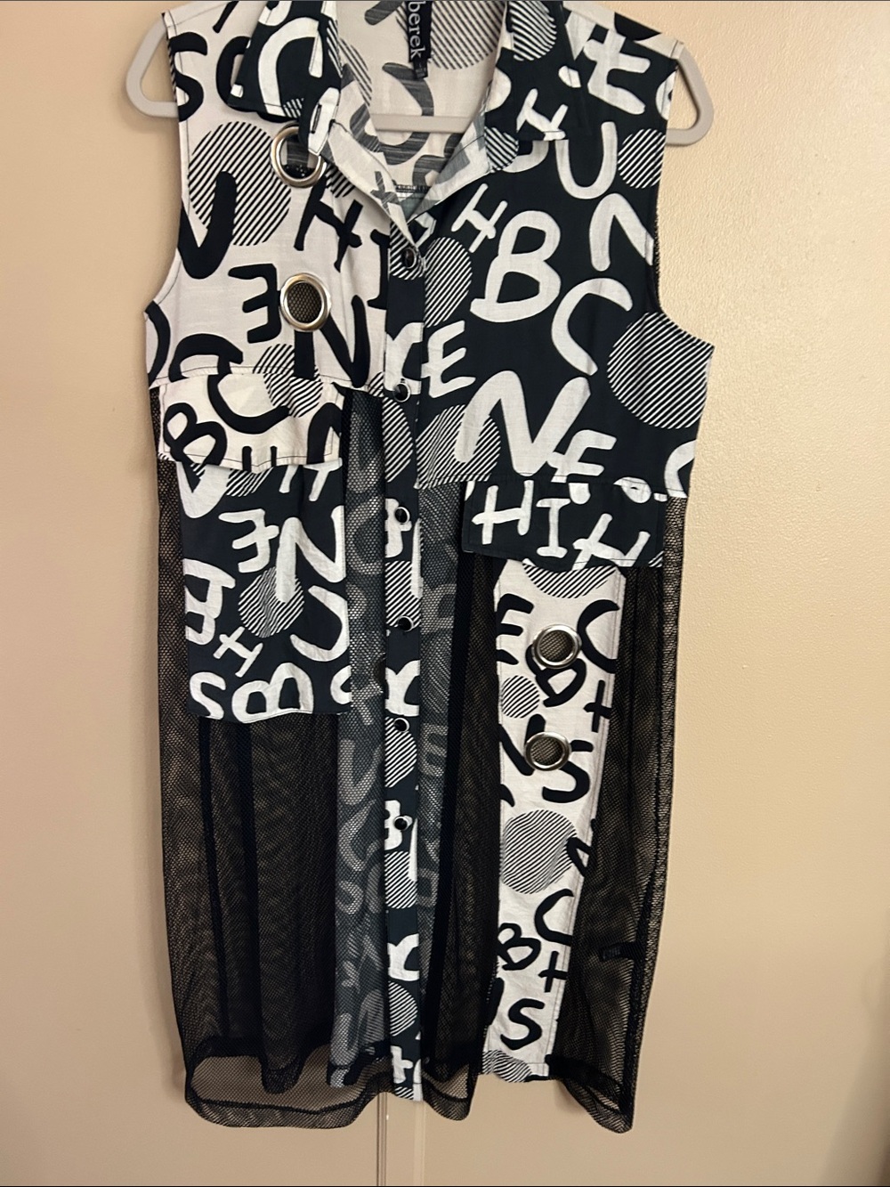 berek Black and White Graphic Mesh Layered Vest